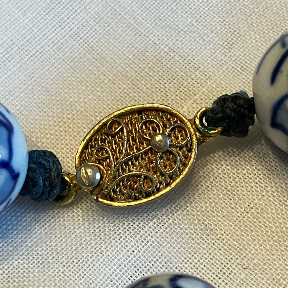 CHINESE PORCELAIN HAND KNOTTED AND PAINTED BEADED NECKLACE AND BRACELET - Picture 9 of 17